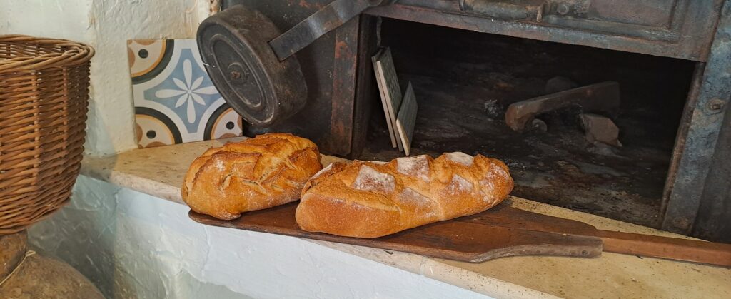 Fabrication du pain dans le vieux four à bois