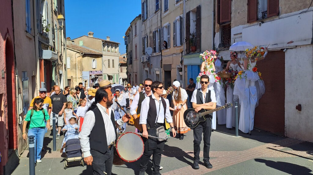 Cortège du Marché d'Antan avec les tambourinaires