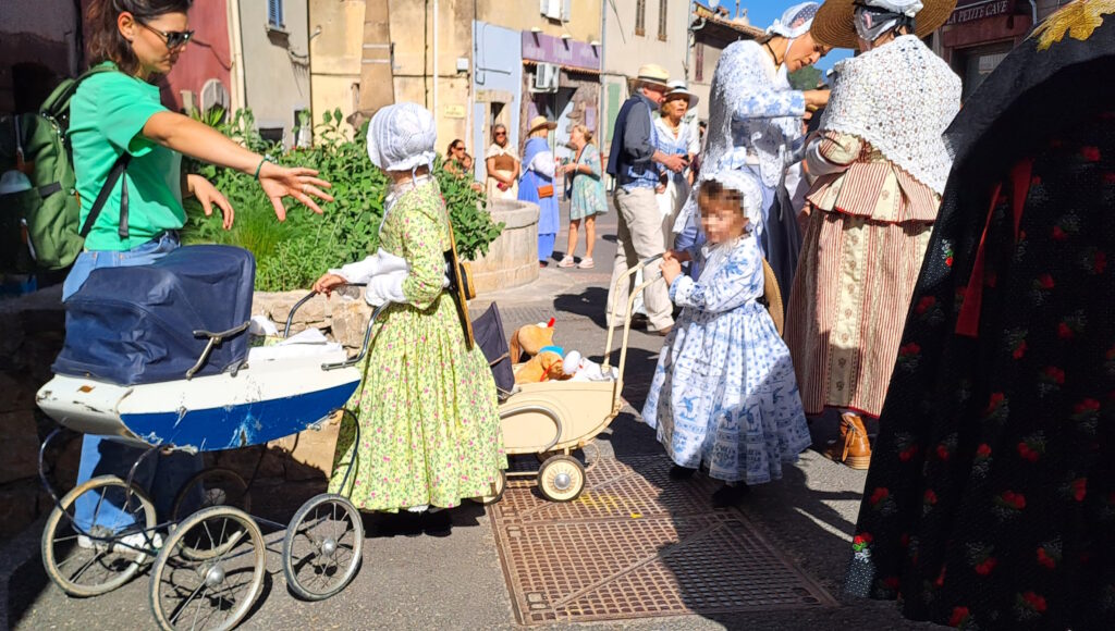 Cortège du Marché d'Antan avec des enfants costumés